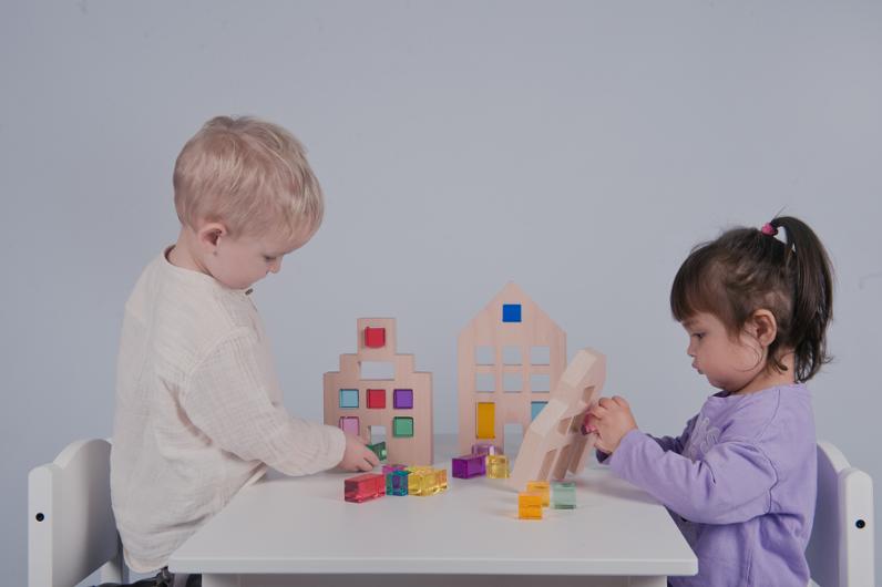 Hus i trä med sensoriska klossar 3 hus