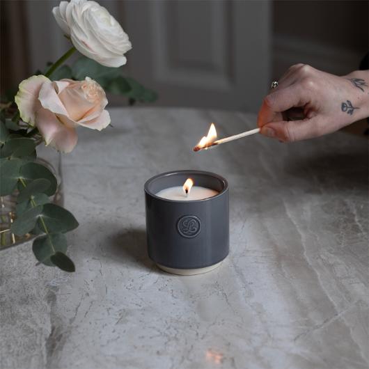 Doftljus LILJEHOLMENS Vera mörkgrå